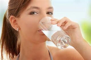 πόσιμο νερό σε μια δίαιτα για τεμπέληδες